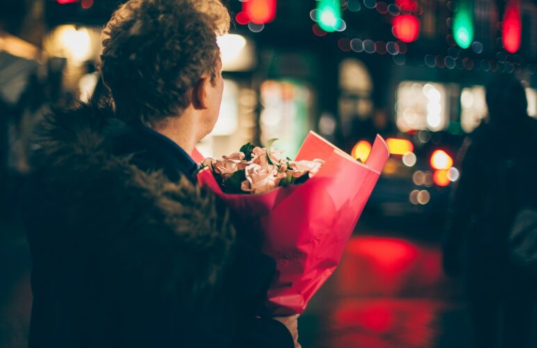 Top 5 Reasons Why You Should Bring Flowers to a First Date