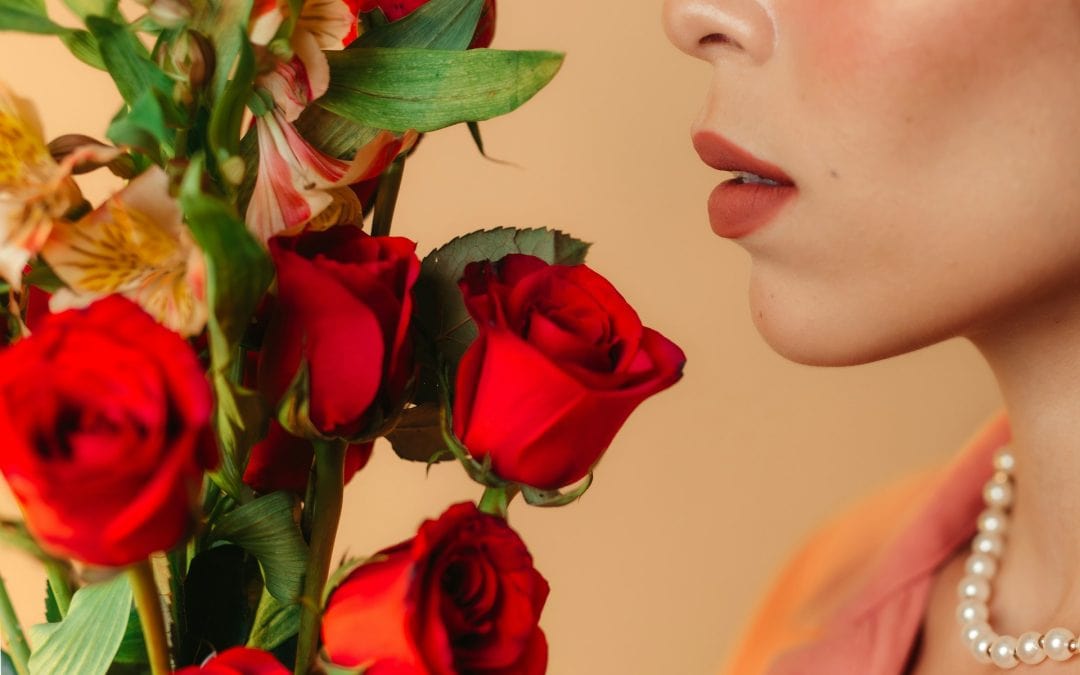 How to Express Love with Romantic Flower Arrangements