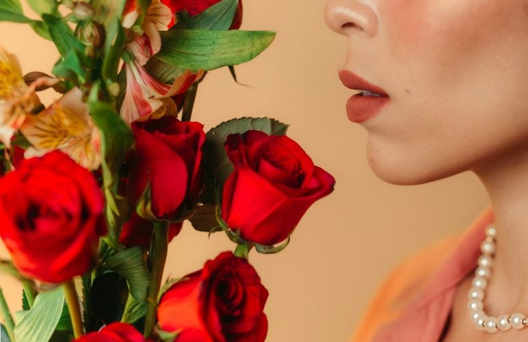 How to Express Love with Romantic Flower Arrangements