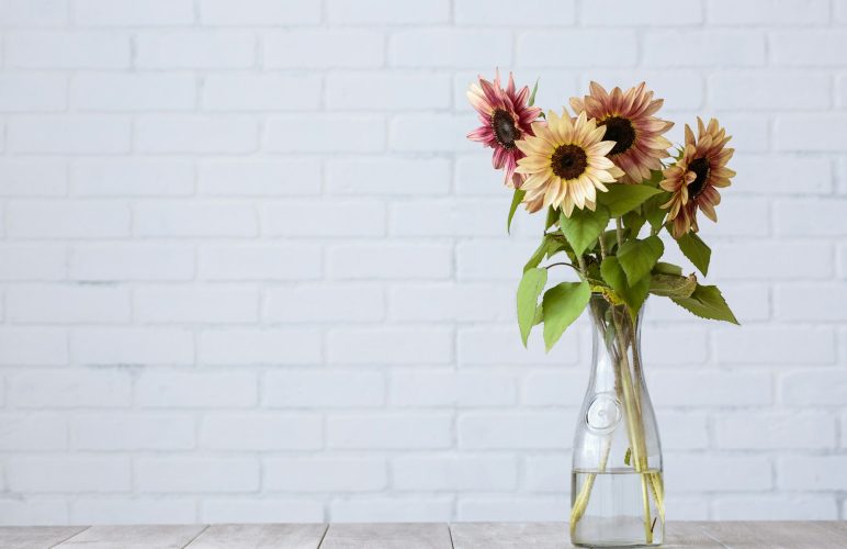 How to Choose the Right Flowers in Vases for Every Room